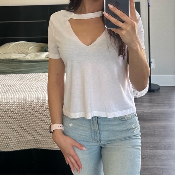 Cropped V-neck White Tee - Picture 4 of 5